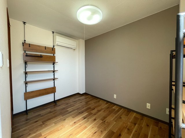 西尾ビルの洋室