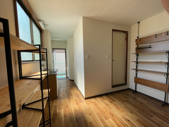 西尾ビルの洋室