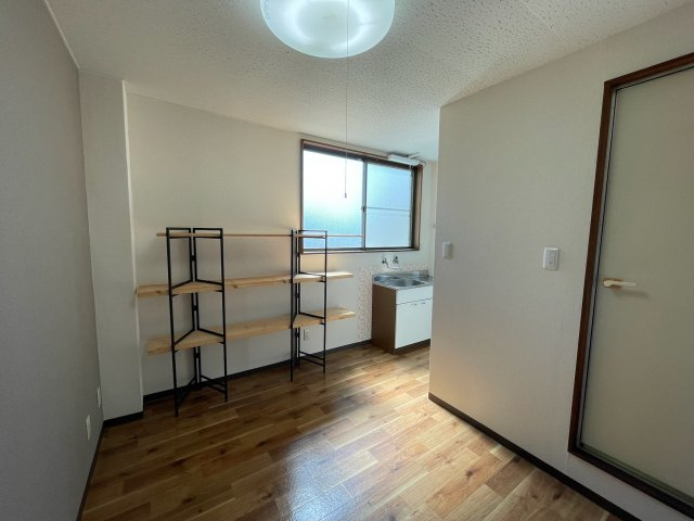 西尾ビルの洋室