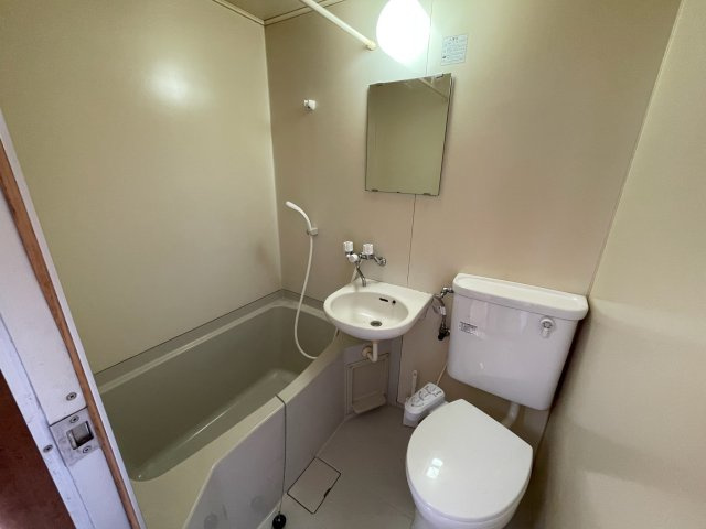 西尾ビルの浴室