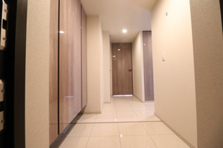 【玄関】 | 北浜ミッドタワー | 【玄関】少しの段差が住戸への埃の侵入を防いでくれます♪また、白を基調とした玄関は清潔感がありまた、より広く感じさせてくれます。