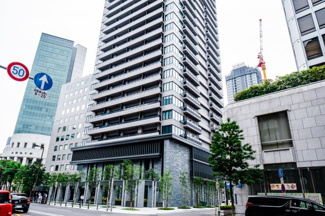 【外観】 | 北浜ミッドタワー | 【外観】低層部の外観です。緑を取り込みつつ、街に溶け込む、北浜のランドマークタワー！