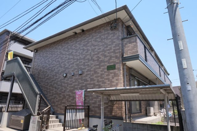 レンガ調の落ち着いた雰囲気の外観です