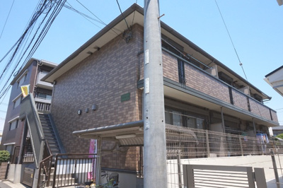 レンガ調の落ち着いた雰囲気の外観です