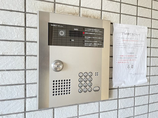 【エントランス】 | 防犯対策に有効なオートロック付きのエントランスです！一人暮らしの方も安心ですね♪