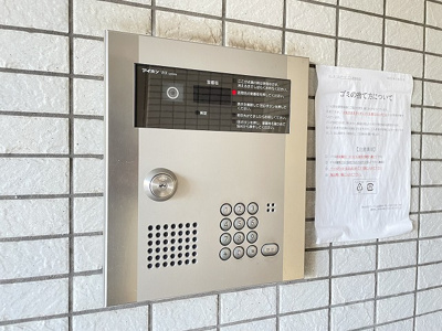 【エントランス】 | ビータ・ソレアード | 防犯対策に有効なオートロック付きのエントランスです！一人暮らしの方も安心ですね♪