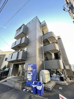 【外観】 | 小田急多摩線「栗平」駅まで徒歩1分！鉄筋コンクリートの4階建てマンションです♪駅近で通勤・通学にも便利！