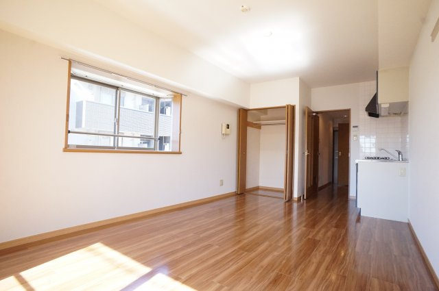 船橋市東船橋２丁目の賃貸マンションの居間・リビング|角部屋なので明るいね！違うお部屋の写真です