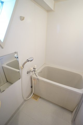 船橋市東船橋２丁目の賃貸マンションの浴室|お風呂にも光が入る工夫があります。違うお部屋の写真です