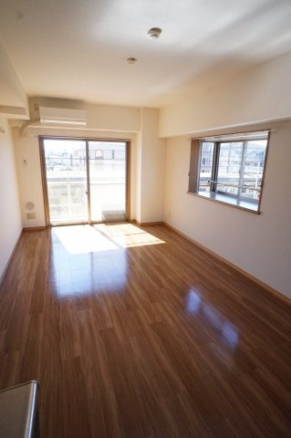 船橋市東船橋２丁目の賃貸マンションの居間・リビング|のびやかな洋室です違うお部屋の写真です