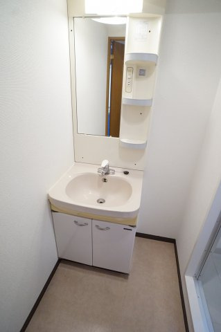 船橋市東船橋２丁目の賃貸マンションの独立洗面台|洗面所に洗面台！違うお部屋の写真です