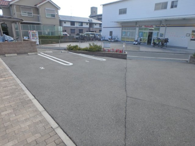 【駐車場】 | チェリーハウスⅡ　B棟 | 駐車場があるので、車を買う予定の方も安心です