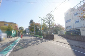 【前面道路含む現地写真】 | 目の前に明正小学校。お子様のご通学も安心です。