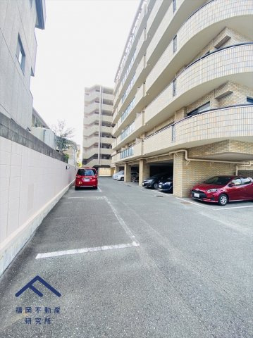 朝日プラザ小戸リバージュの駐車場