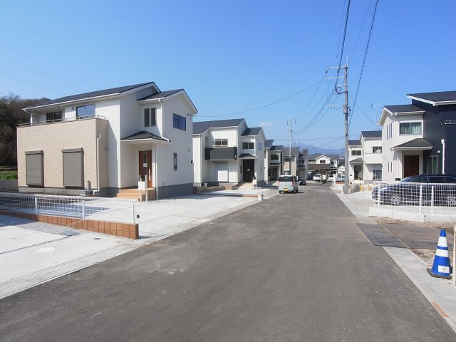 新築　渋川市石原第2　3号棟の前面道路含む現地写真|東側接道幅員約6ｍ