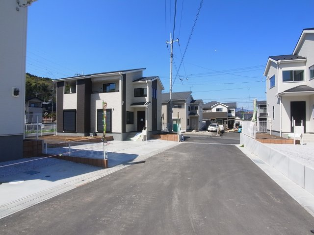 新築　渋川市石原第2　1号棟の前面道路含む現地写真|北側接道幅員約5.7ｍ　東側接道幅員約6ｍ