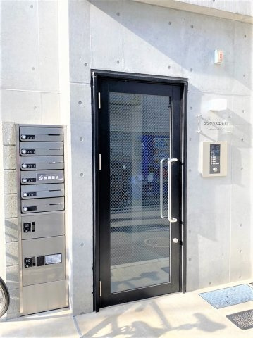 「防音マンション」ラシクラス中丸町のエントランス|落ち着いたエントランスです