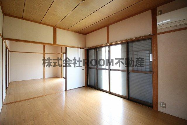 細木貸家(樺山4656)の居間・リビング|こちらの居間で趣味の時間をお楽しみください