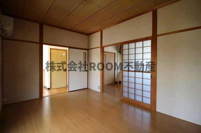 細木貸家(樺山4656)の居間・リビング|こちらのリビングで趣味の時間をお楽しみください