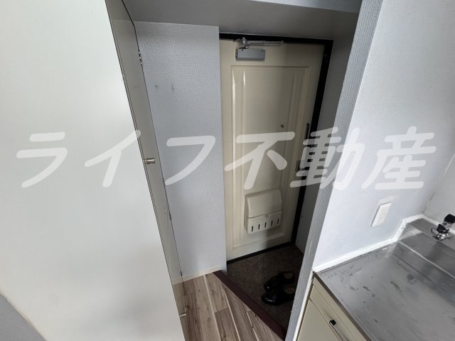 ラフォーレ菱屋西Ⅱの玄関|収納もある玄関です