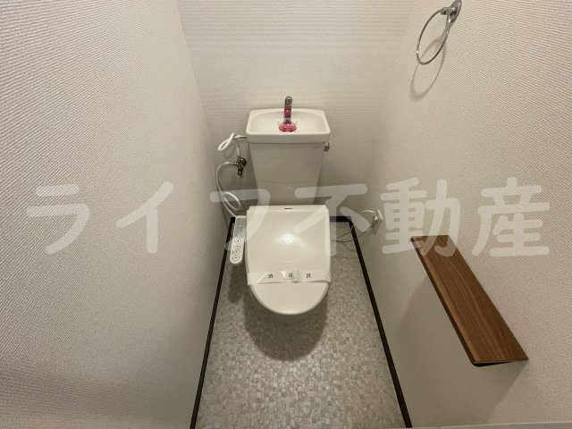 ルシード小阪のトイレ|落ち着いた色調のトイレです
