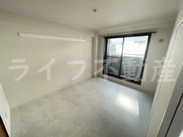 ルシード小阪の洋室|明るい洋室です