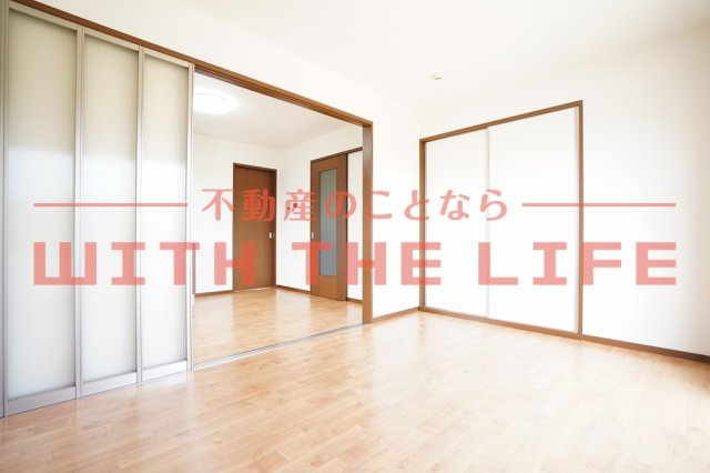 ルミエールK【キャッシュバック対象物件】の居間・リビング|使いやすい洗面所です