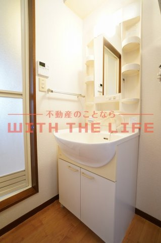 ルミエールK【キャッシュバック対象物件】の独立洗面台|朝の支度にも助かる、独立の洗髪洗面化粧台