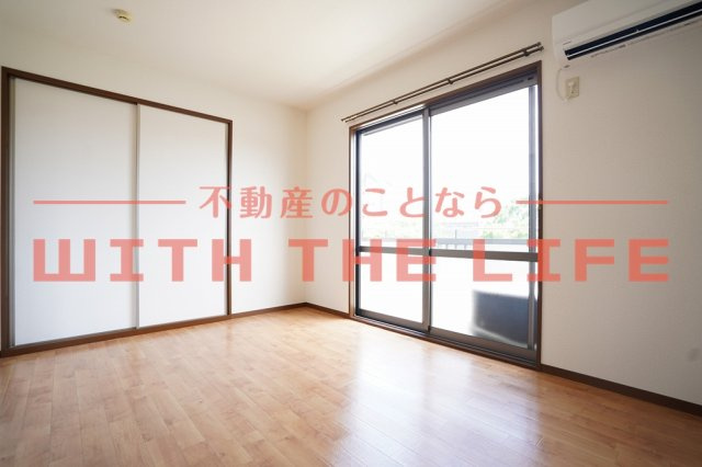 ルミエールK【キャッシュバック対象物件】の居間・リビング|こちらのリビングで趣味の時間をお楽しみください