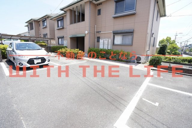 ルミエールK【キャッシュバック対象物件】の駐車場|車をお持ちの方に嬉しい駐車場付きの物件です