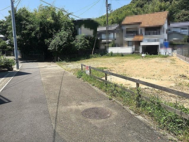 高知市薊野東町　売土地の前面道路含む現地写真