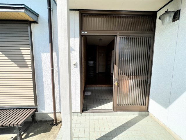 山野邸貸家の玄関