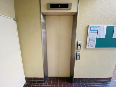【その他共用部分】 | グランドメゾン桜木町 | お買い物時やベビーカーの出し入れに便利なエレベーター付です。