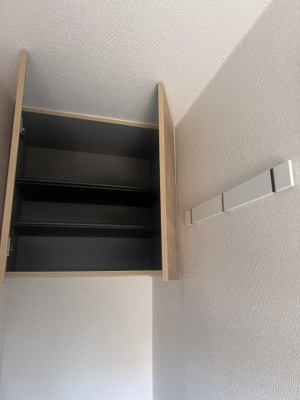 【エントランス】 | アンビション四街道 | 玄関上の収納です、サイドにはコートをかけるフックも付いてます