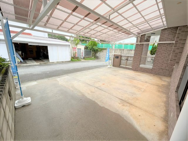 浦添市牧港中古戸建ての駐車場|屋根付きで雨の日も安心