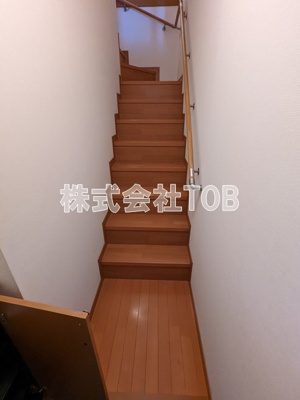 【設備】 | グレースM | 2階に上がる階段※クリーニング中の写真