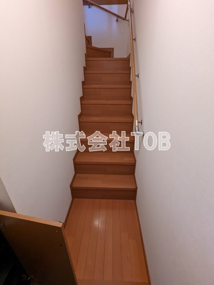 【設備】 | グレースM | 2階に上がる階段※クリーニング中の写真