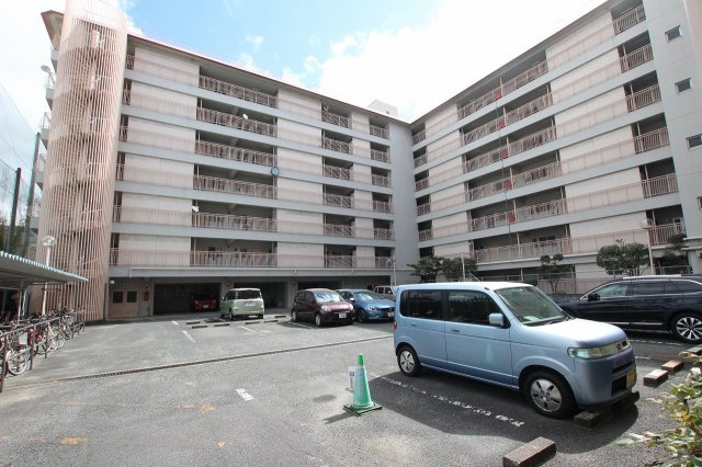 ローレルハイツ高宮の駐車場