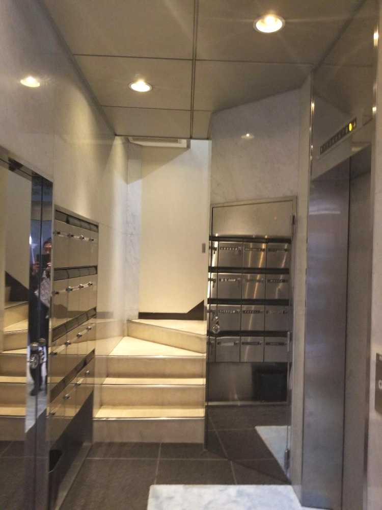 サンクス神田駅前ビルのエントランス