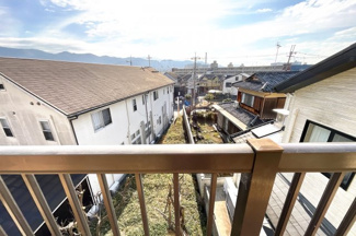 【展望】 | 【バルコニーからの眺望】バルコニーの近くには建物がなく開放的！日当たりは良好です。