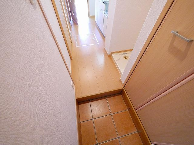 メゾンラフレシールの玄関|収納もある玄関です