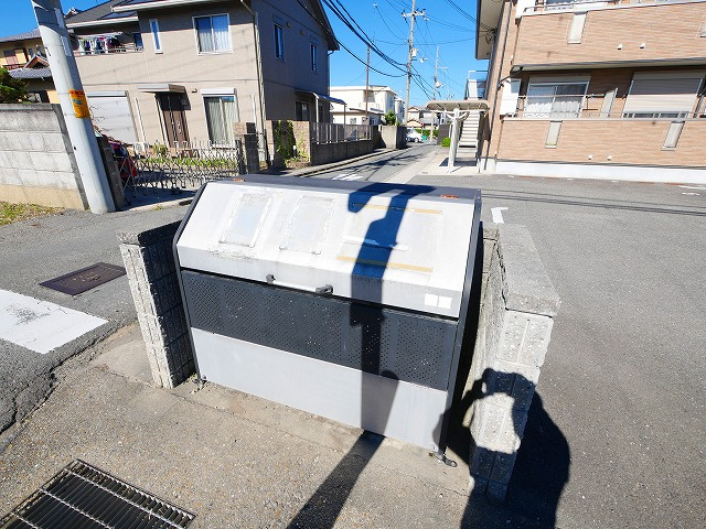 メゾンラフレシールのその他共用部分|ゴミ置き場がございます。
