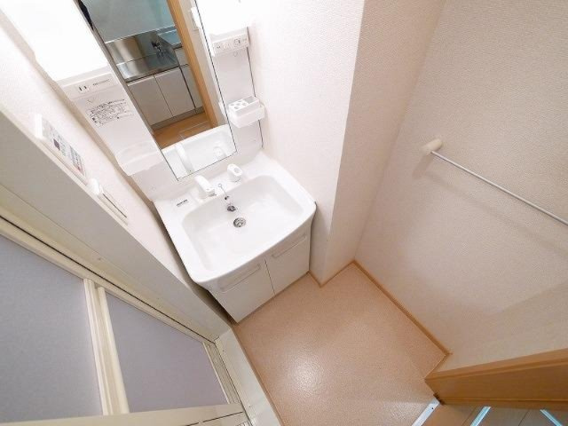 メゾンラフレシールの洗面所|明るい洗面所です