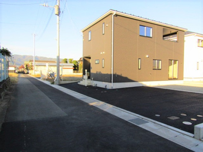 【前面道路含む現地写真】 | クレイドルガーデン笛吹市石和町東油川第1 | 前面道路含む現地写真です