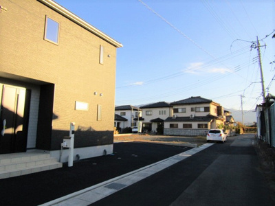 【前面道路含む現地写真】 | クレイドルガーデン笛吹市石和町東油川第1 | 前面道路含む現地写真です