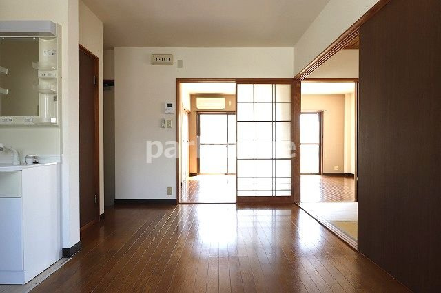 ハイツ薫Ⅱの内装|明るい色調の室内です