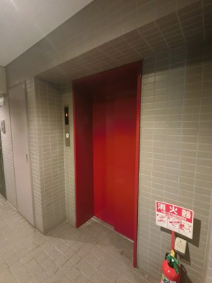 【その他共用部分】 | コスモ仲池上 | お買い物時やベビーカーの出し入れに便利なエレベーター付です。