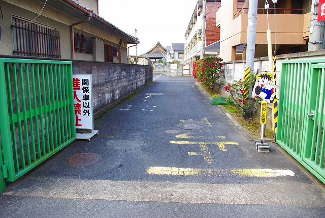 丸市モータープールの外観