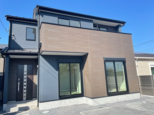 上里町七本木21-1期（全3棟）1号棟の外観|隣地との距離も保ちながらも綺麗な街並みに溶け込みました！
駐車スペースやお庭も十分に確保しています！