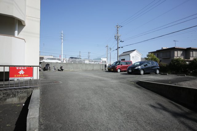 メゾンパークアベニューの駐車場